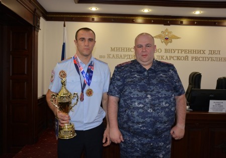 В МВД по КБР поздравили Мазихова с медалью в Кубке России по боксу