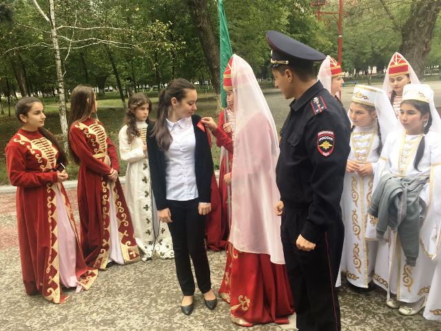 В День черкесского костюма полицейские Кабардино-Балкарии напомнили пешеходам о правилах безопасности 
