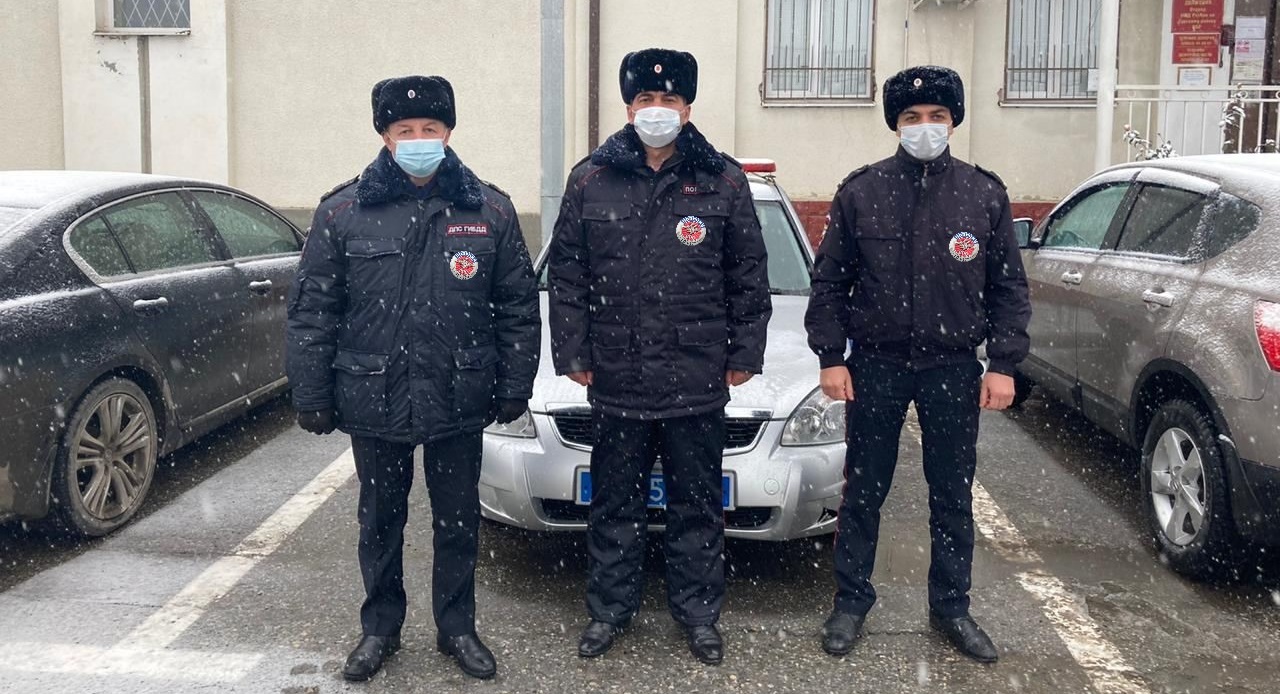 Полицейские КБР помогли водителям большегрузов выбраться из снежного плена