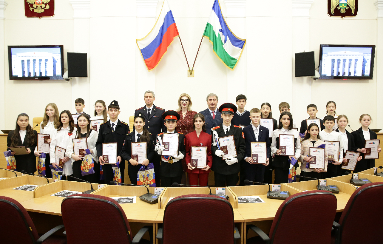 Первые паспорта юным гражданам