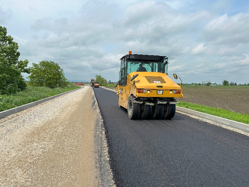 Дорожники приступили к устройству асфальтобетонного покрытия на улице Мовсисяна