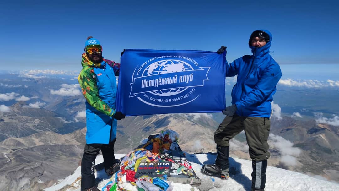 Флаг Молодежного клуба РГО поднят на вершину Эльбруса