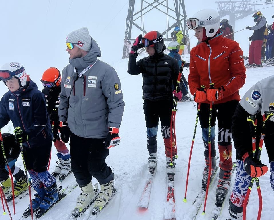 Московские горнолыжники тренируются на Эльбрусе 