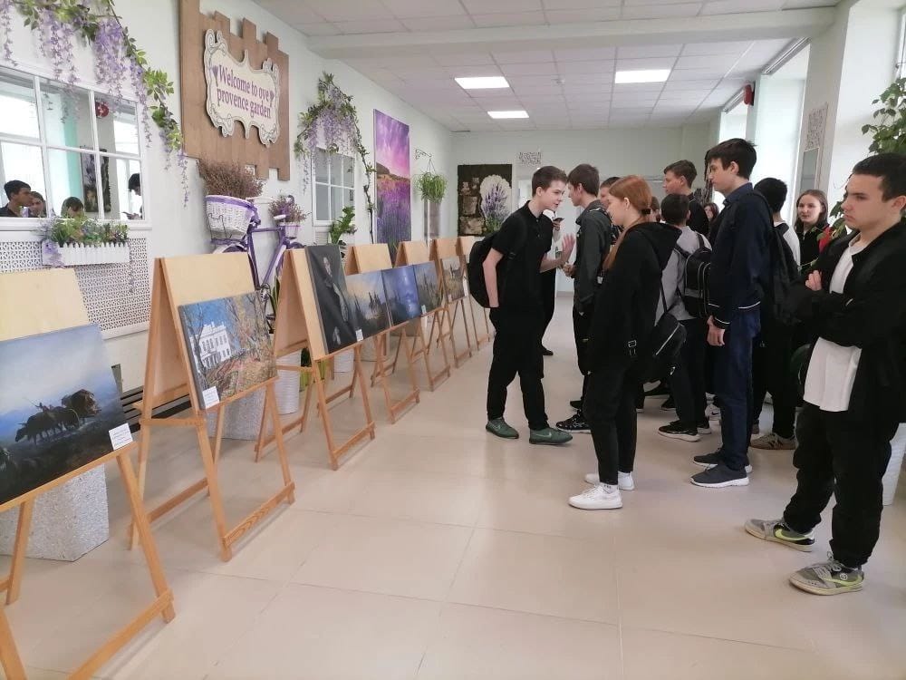 Школьников познакомили с произведениями классической и современной живописи