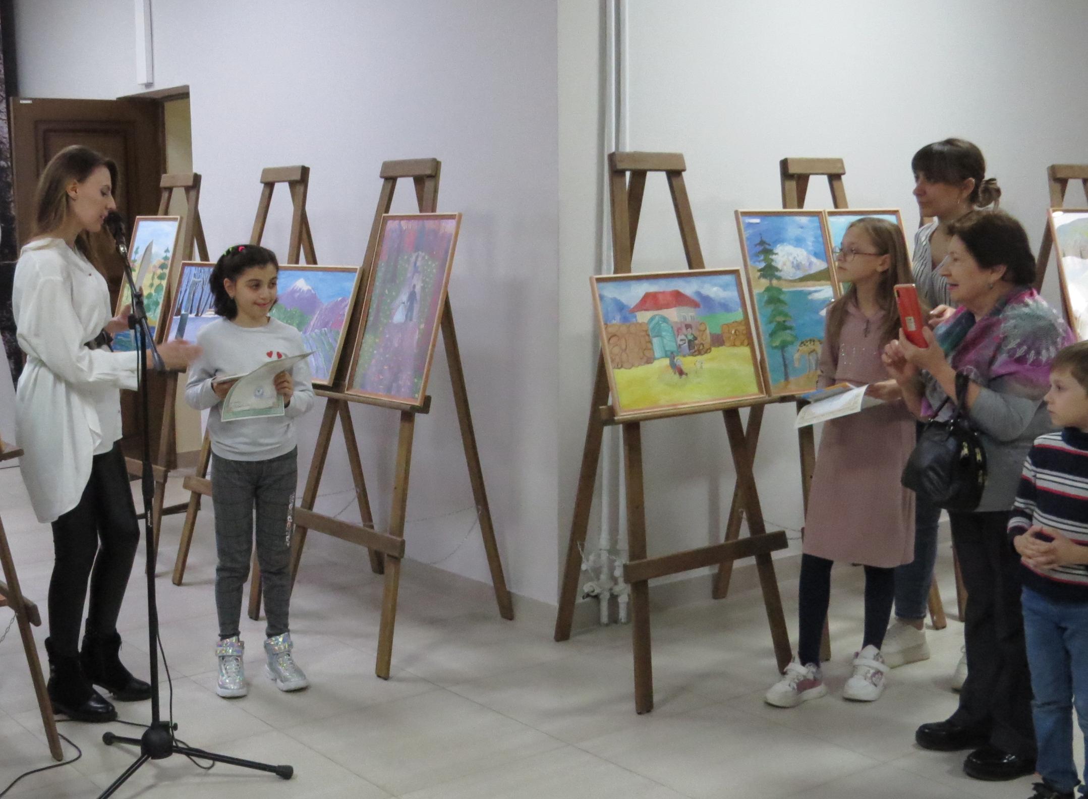 В Нальчике открылась выставка юных художников, посвященная 100-летию КБР