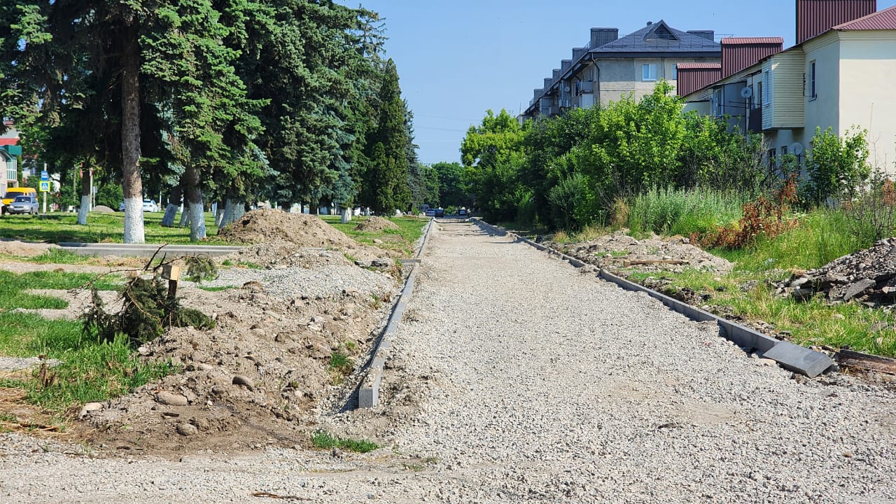 Продолжаются работы по благоустройству общественных территорий в Баксане