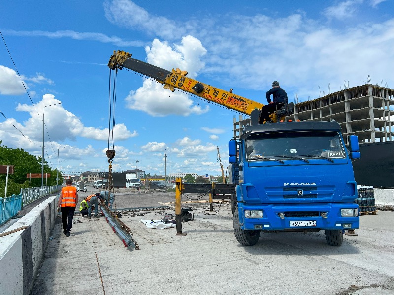Дорожники приступили к замене швов на мосту через реку Баксан