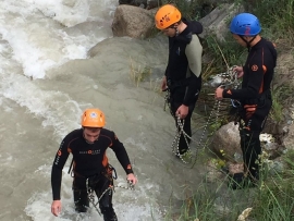 В Эльбрусском районе в озеро упал автомобиль с людьми