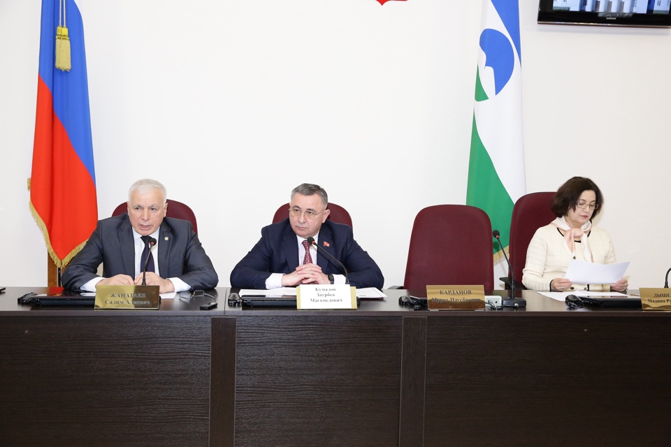 В Парламенте КБР обсудили вопросы строительства и жилищно-коммунального хозяйства