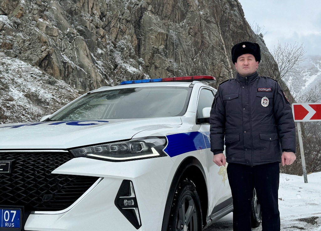 Сотрудник Госавтоинспекции помог локализовать возгорание машины  