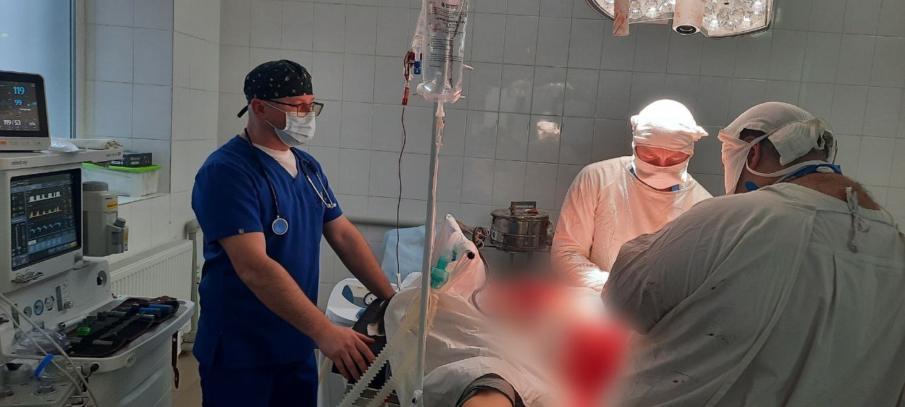 Анестезиологи из Кабардино-Балкарии оказывают помощь пострадавшим от обстрела в Новой Каховке