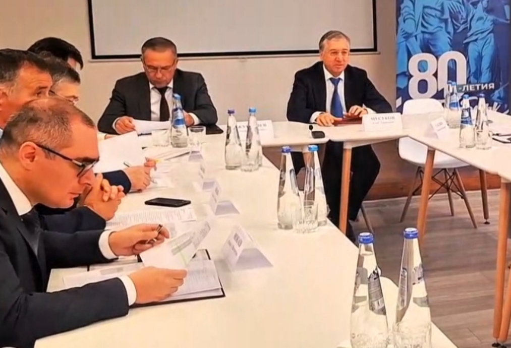 Программу улучшения качества среды жизни в Майском обсудили на выездной стратсессии