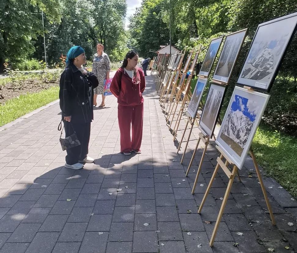 Передвижная выставка на Аллее роз