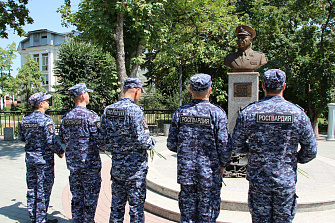 В Нальчике возложили цветы к памятнику адмирала Головко 