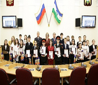 Первые паспорта юным гражданам