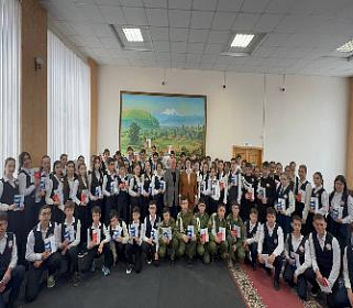 Активисты Движения Первых получили паспорта граждан Российской Федерации