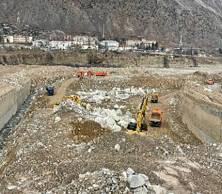 В Тырныаузе продолжается расчистка русла реки Герхожан-Суу