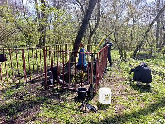 Молодёжь ухаживает за могилой неизвестного лётчика 