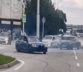 Участники свадебного кортежа устроили дрифт на улицах Нальчика