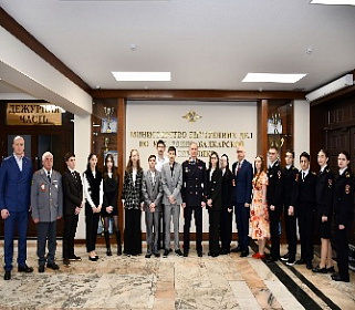 Министр внутренних дел по Кабардино-Балкарской Республике Вячеслав Крючков вручил паспорта юным гражданам 